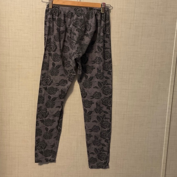 Xhilaration Gray Floral Leggings - Picture 2 of 5